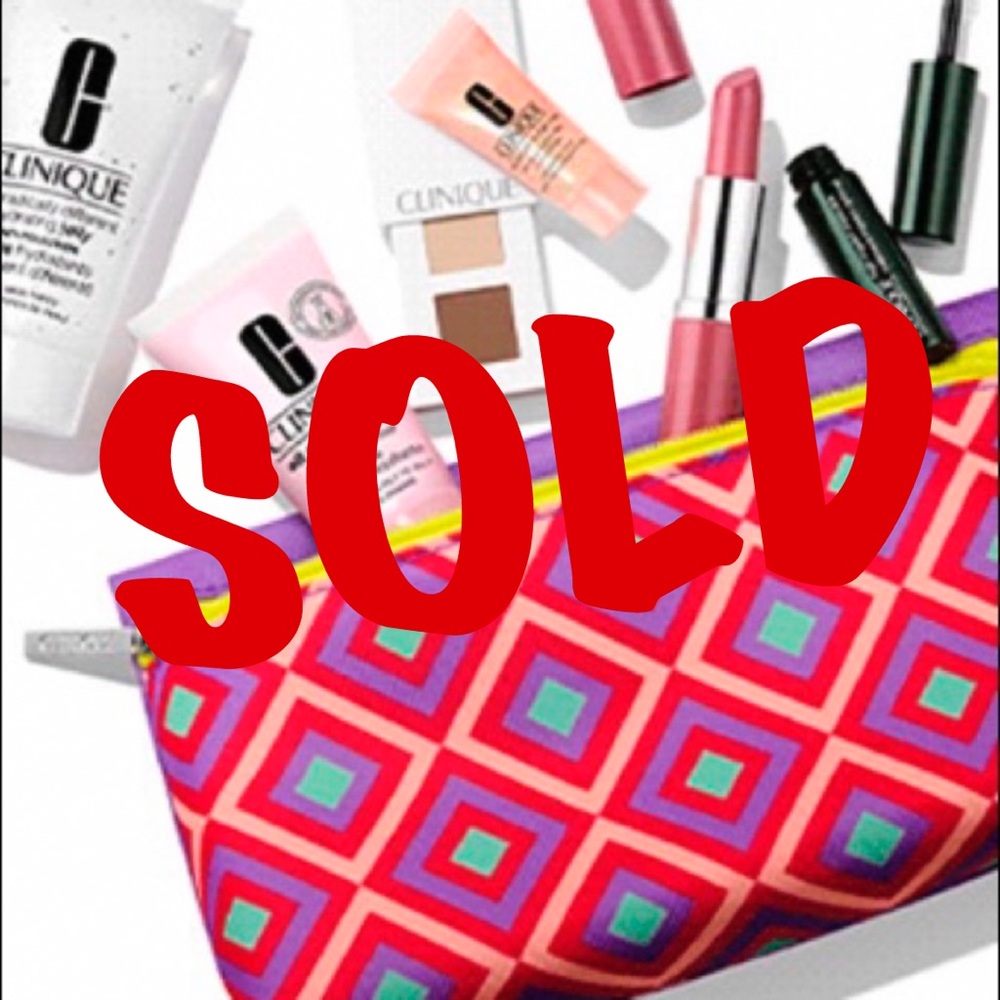 SOLD! (NWOT) CLINIQUE GIFT SET (INCOMPLETE) 👝💄